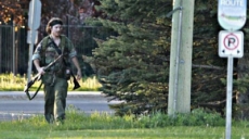 ¡Terror en Canadá! Tipo vestido de Rambo mató 3 policías y sigue suelto