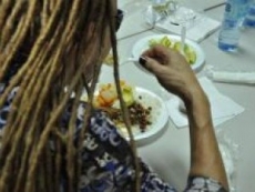 Toño Rosario almuerza en el Comedor Económico