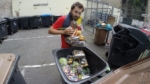 Tour de la basura: un francés lucha contra el desperdicio de comida en su viaje por Europa.