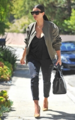 Tras su extraña foto de Instagram comprobamos que ¡Kim Kardashian tiene sus dos brazos intactos! (+ Fotos)