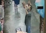 Un bebé cayó de un segundo piso y fue salvado por un auténtico milagro.