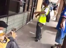 Un chico toca guitarra pero no esperaba lo que iba a pasar cuando estos dos hombres se le acercan.