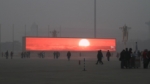 Un espeso esmog 'apaga' el sol en China