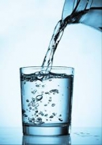 Un estudio científico demuestra por primera vez que beber agua adelgaza