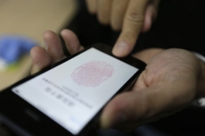 Un experto alemán advierte contra el sensor biométrico del iPhone 5S