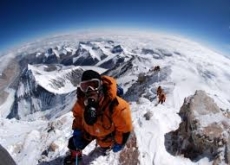 Un guía promete escalar el Everest a toda velocidad y coronarlo en 42 días