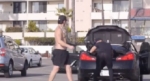 Un hombre en pantalones de yoga,muestra los que las mujeres deben soportar todos los días.