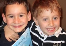 Un niño de 6 años recauda medio millón de euros para su amigo enfermo
