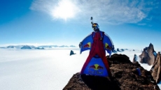 Un paracaidista ruso bate un nuevo récord al realizar el salto BASE más alto del mundo