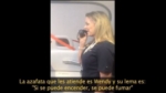 Una azafata descubrió como hacer para que todos los pasajeros le presten atención.