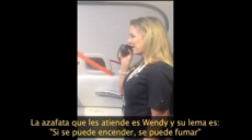 Una azafata descubrió como hacer para que todos los pasajeros le presten atención.