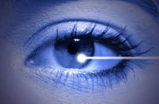 Una clínica barcelonesa ofrece cambiar el color de los ojos por unos 2.000 euros