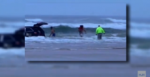 Una mujer presuntamente condujo una camioneta hacia el mar con sus hijos dentro
