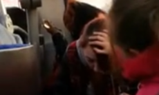 Una niña trata de despertar a su madre drogada en un autobús