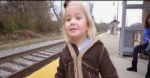 Una niña ve un tren por primera vez en su vida. Su reacción es lo que define la infancia