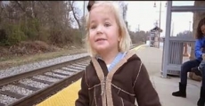 Una niña ve un tren por primera vez en su vida. Su reacción es lo que define la infancia