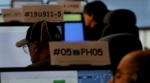 Una operadora del 911 se ríe mientras un hombre cuenta que su novia se quemó