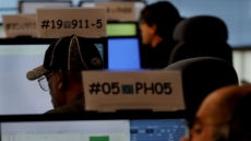 Una operadora del 911 se ríe mientras un hombre cuenta que su novia se quemó