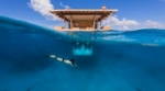 Una suite flotante con el dormitorio a 4 metros bajo el mar