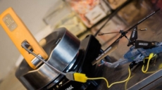 Una tetera carga dispositivos electrónicos con agua hirviendo