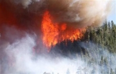 Usan tres aeronaves para sofocar incendio en Valle Nuevo; podrían pedir ayuda a EEUU