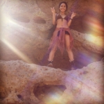Vanessa Hudgens prefiere el bikini para hacer una caminata por un parque