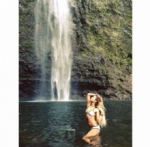 Vanessa Hudgens recibe el verano con sexy bikini en Hawái