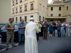 Vaticano: visita sorpresa de Francisco a obreros