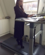 Victoria Beckham se sube a una caminadora en tacones mientras resuelve pendientes…
