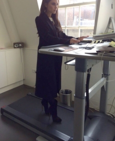 Victoria Beckham se sube a una caminadora en tacones mientras resuelve pendientes…