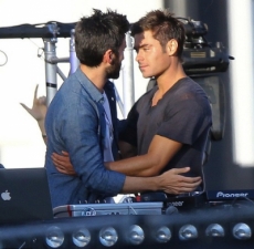 Zac Efron y Wes Bentley estuvieron muy cariñosos en el set de su próxima película